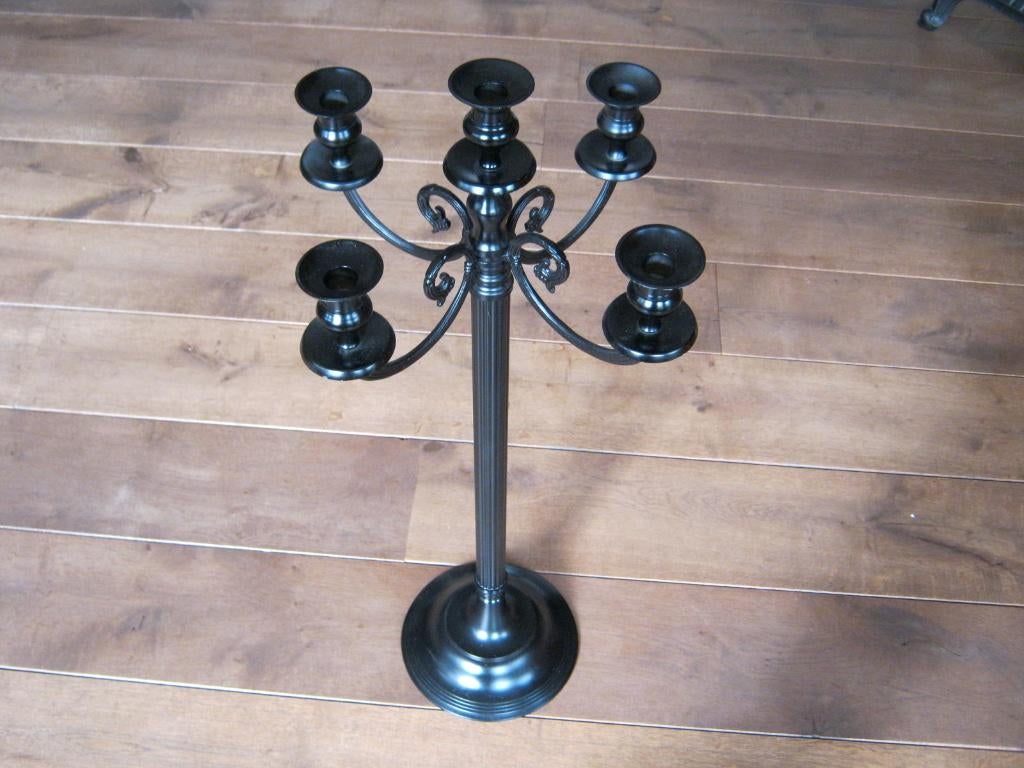 Hoge zwarte metalen kandelaar., Huis en Inrichting, Woonaccessoires | Kandelaars en Kaarsen, Zwart, Ophalen of Verzenden, Zo goed als nieuw