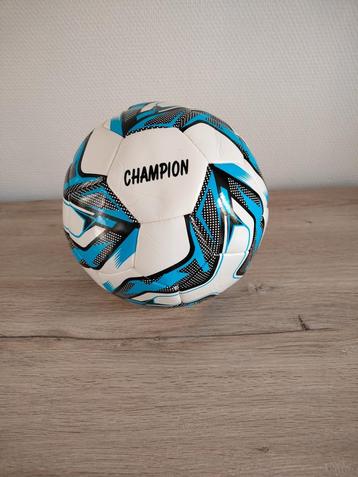 Voetbal grote (normale) en/of kleine beschikbaar voor biedingen