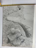 Kindje spelend met bal in het zand jaren 40/60, 1940 tot 1960, Gebruikt, Ophalen of Verzenden