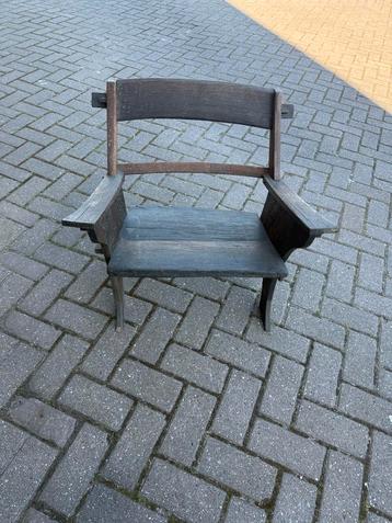 Antieke Houten Stoel met Armleuningen beschikbaar voor biedingen