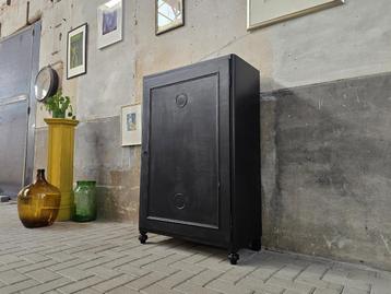 Vintage Zwarte Spekkast | Landelijke Houten Voorraad Kast  beschikbaar voor biedingen