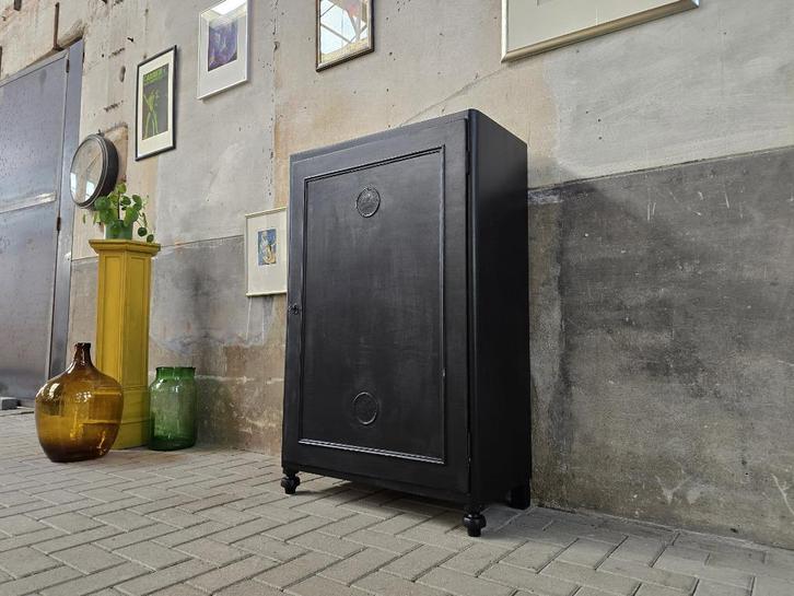 Vintage Zwarte Spekkast | Landelijke Houten Voorraad Kast, Huis en Inrichting, Kasten | Overige, Gebruikt, Ophalen of Verzenden