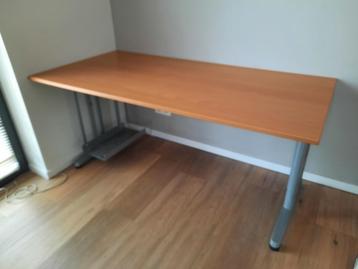 Bureau 160 x 78 cm beschikbaar voor biedingen