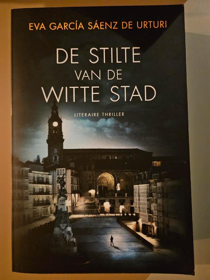 De Stilte van de Witte Stad - Literaire Thriller, Boeken, Thrillers, Zo goed als nieuw, Europa overig, Ophalen of Verzenden