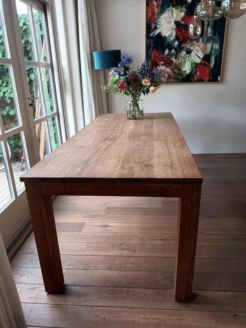 tafel beschikbaar voor biedingen