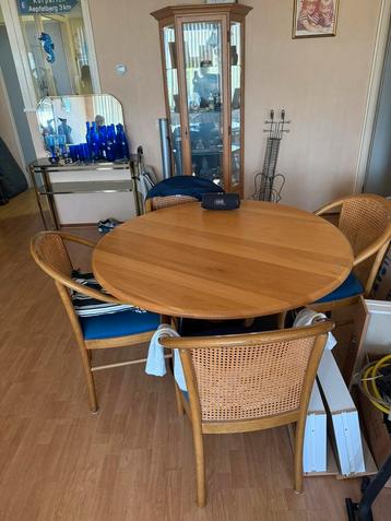 Ronde eettafel met 4 stoelen beschikbaar voor biedingen