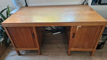 Retro bureau met 2x3 lades beschikbaar voor biedingen