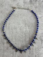 Blauw zilver kleurige ketting met soort kruisjes eraan kort, Sieraden, Tassen en Uiterlijk, Kettingen, Overige materialen, Blauw
