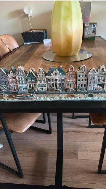 Stenen grachtenhuisjes aan kade beschikbaar voor biedingen