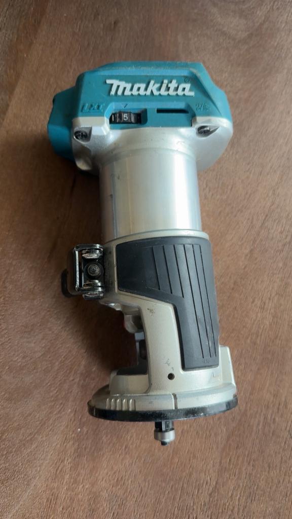 Makita Kantenfrees - Perfect voor precisiewerk!, Doe-het-zelf en Verbouw, Gereedschap | Freesmachines, Gebruikt, Accu, Kantenfrees