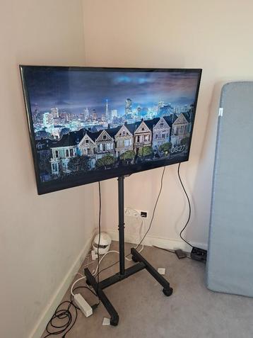 Samsung 43 inch flatscreen TV met verrijdbare standaard beschikbaar voor biedingen