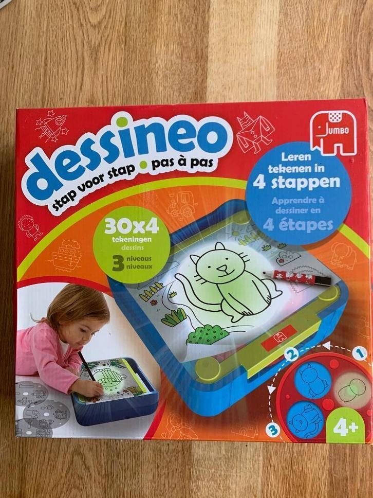 Dessineo (van Jumbo) - Leren tekenen in 4 stappen, Kinderen en Baby's, Speelgoed | Educatief en Creatief, Zo goed als nieuw, Met licht