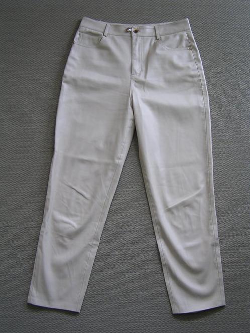 Licht beige "leren" broek maat 38., Kleding | Dames, Broeken en Pantalons, Nieuw, Maat 38/40 (M), Beige, Driekwart, Ophalen of Verzenden