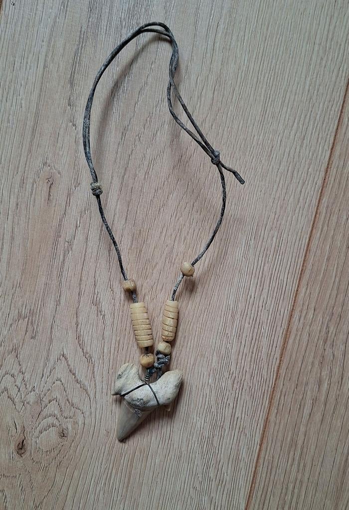 Haaitand ketting met houten kralen, Beige, Ophalen of Verzenden, Steen of Mineraal, Gebruikt