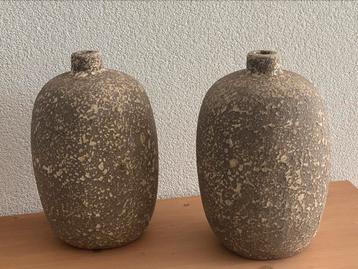 Twee mooie vazen per stuk € 12,50 beschikbaar voor biedingen