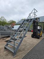 Stalen trap met bordes gegalv. Hoog 2,6 mtr. Nob044