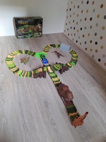 Dinosaur tracks - 200 delige dinosaurus baan beschikbaar voor biedingen