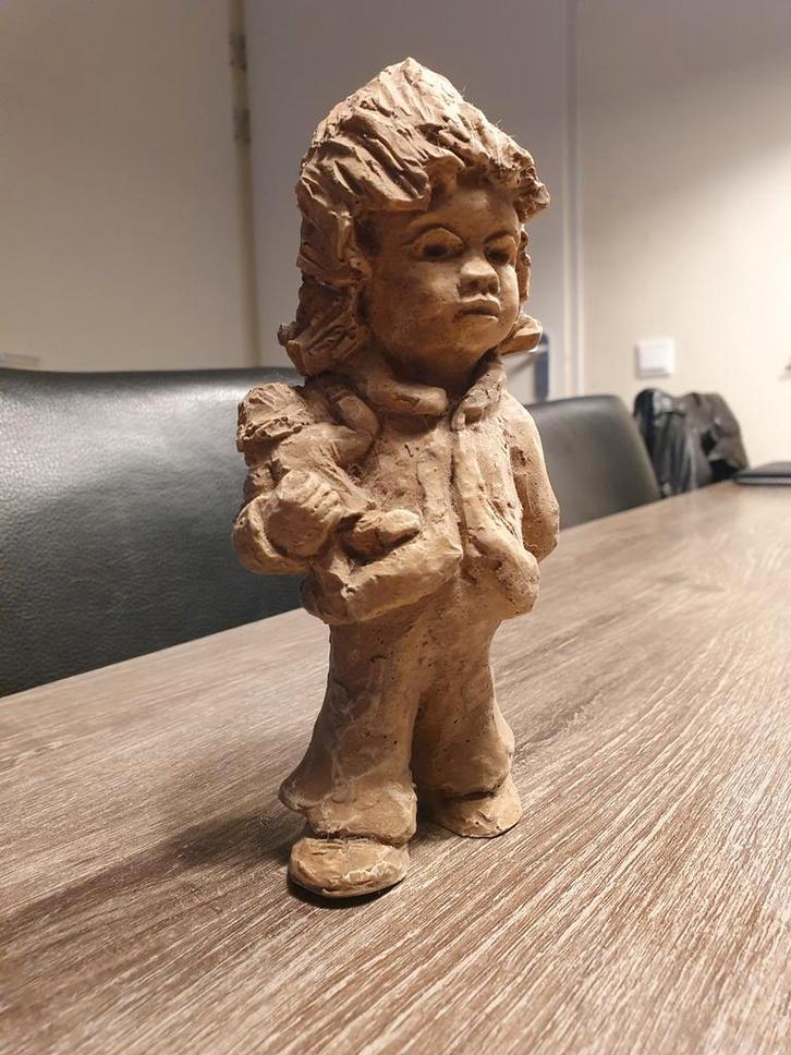 Handgeboetseerd beeldje van meisje met pop, Antiek en Kunst, Kunst | Beelden en Houtsnijwerken, Ophalen of Verzenden