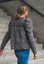 Second female zwarte blouse met pofmouw en bloemetjes, Maat 38/40 (M), Second Female, Zwart, Ophalen of Verzenden