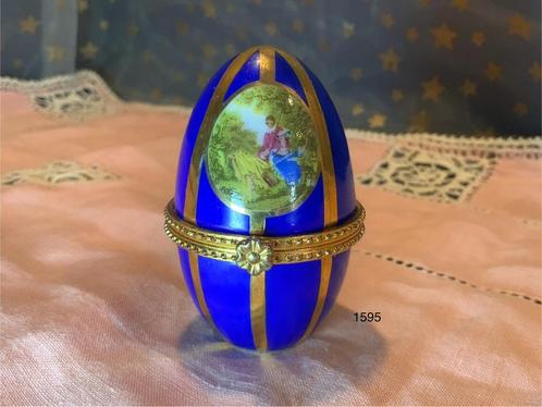 Limoges style egg shaped Hinged trinket box, pill Box, Antiek en Kunst, Antiek | Porselein, Ophalen of Verzenden