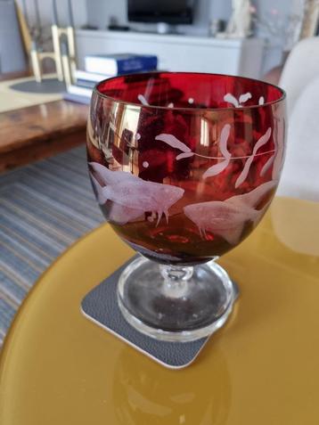 Hand gegraveerd engraved christal rood glas met vissen&plant beschikbaar voor biedingen