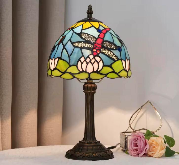 Kleurrijke Libel Glas-in-Lood Tafellamp – €88,50!, Huis en Inrichting, Lampen | Tafellampen, Nieuw, Verzenden