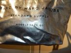 Marc Jacobs grote zilveren shopper type tote zwarte tekst, Sieraden, Tassen en Uiterlijk, Tassen | Damestassen, Verzenden, Gebruikt