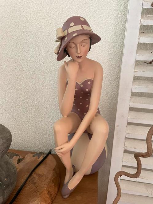 Prachtig beeld dame met charleston hoed in badpak strandbal, Antiek en Kunst, Kunst | Beelden en Houtsnijwerken, Ophalen of Verzenden