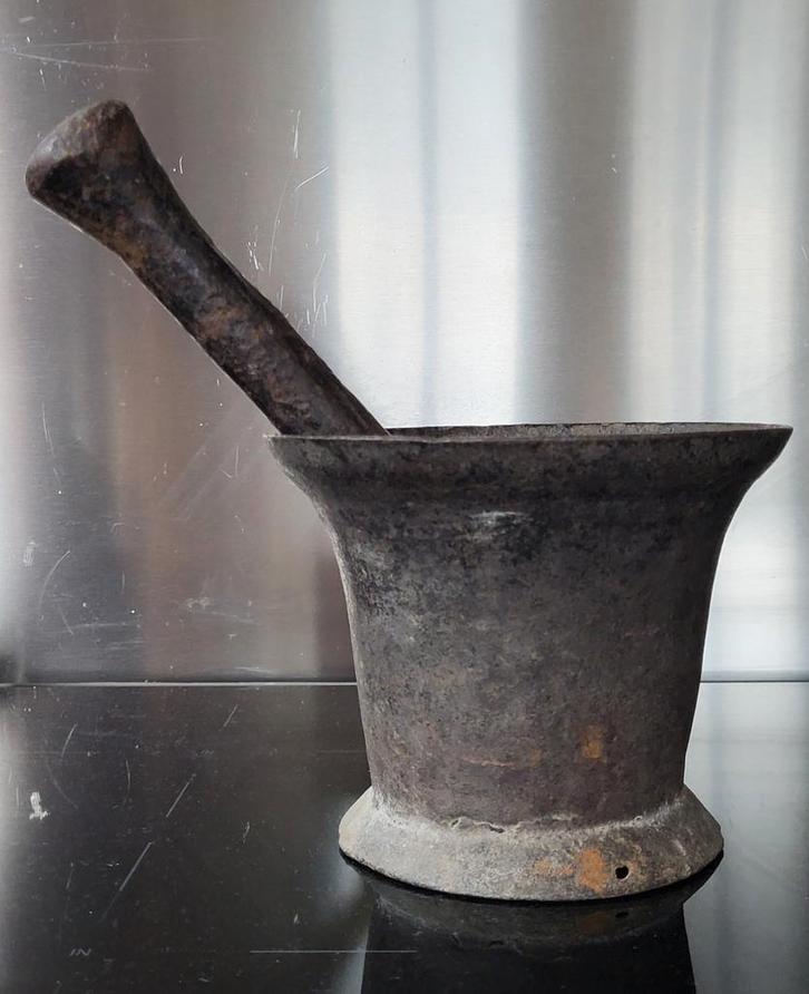 Antiek Franse gietijzeren vijzel - by Anno Toen, Antiek en Kunst, Antiek | Keukenbenodigdheden, Ophalen