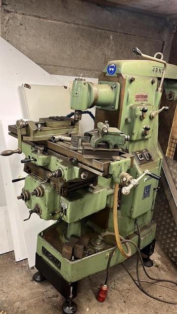 Freesbank. Freesmachine beschikbaar voor biedingen