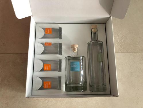 Glazen set met 4 glazen en 2 waterflessen met opdruk, nieuw, Huis en Inrichting, Keuken | Servies, Nieuw, Glas of Glazen, Overige stijlen