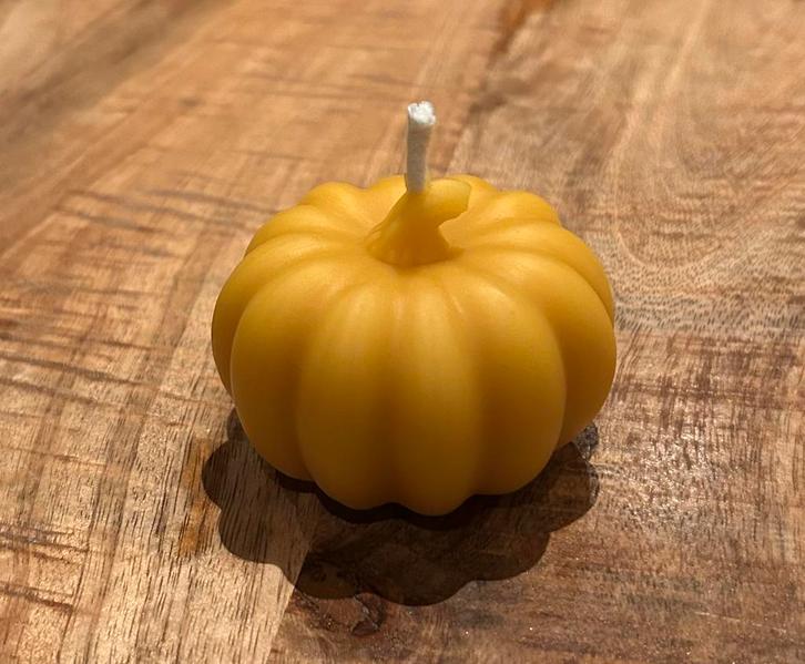 Bijenwas kaars pompoen 140 gram, Huis en Inrichting, Woonaccessoires | Kandelaars en Kaarsen, Nieuw, Minder dan 25 cm, Overige materialen