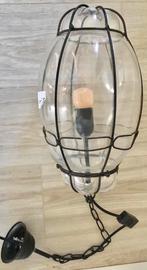 MOOIE VINTAGE LAMP VAN IJZEREN FRAME MET GEBLAZEN GLAS., Huis en Inrichting, Lampen | Hanglampen, Gebruikt, Vintage, Ophalen of Verzenden