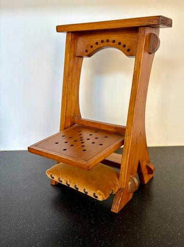 Bidstoel miniatuur beschikbaar voor biedingen