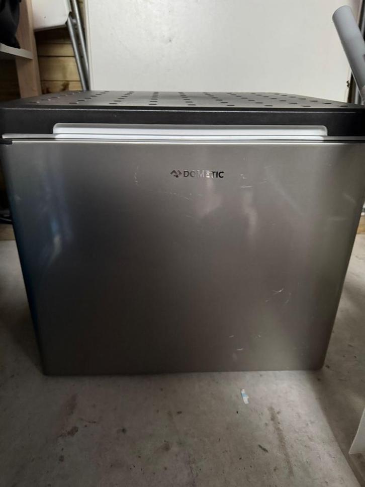 Camping Koelkast 40L - 1 jaar oud, Caravans en Kamperen, Koelboxen, Zo goed als nieuw, Koelbox, Elektrisch, Ophalen