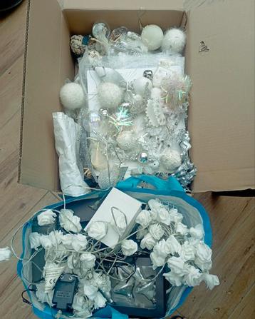 Grote doos en tas met witte kerstartikelen mooie items