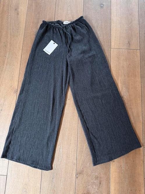 ZGAN broek van Pull & Bear in maat M - voorjaar, Kleding | Dames, Broeken en Pantalons, Zo goed als nieuw, Maat 38/40 (M), Grijs
