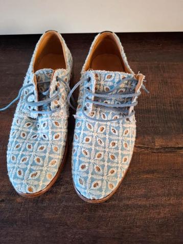 Mooie schoen, kleur licht blauw ,wit en bruin beschikbaar voor biedingen