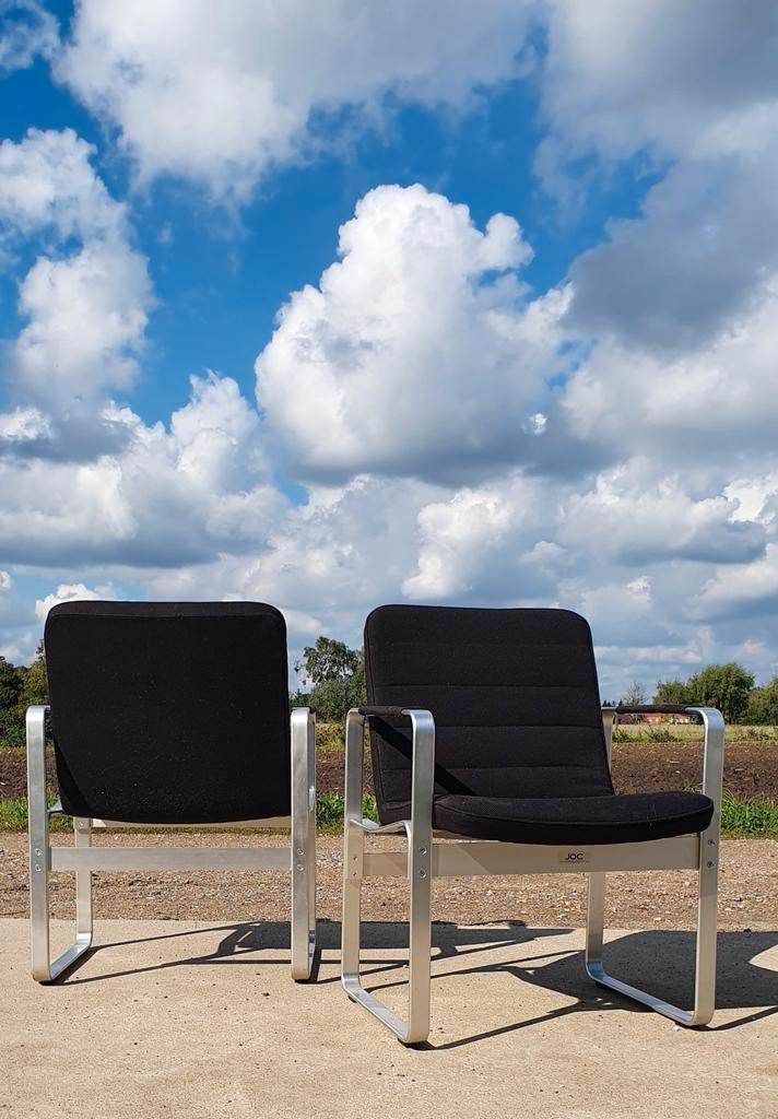 Set 2 vintage Zweeds design JOC armstoelen, Huis en Inrichting, Stoelen, Gebruikt, Twee, Metaal, Stof, Ophalen