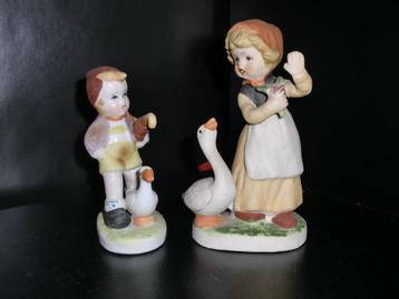 2 beeldjes jongen en meisje + ganzen beschikbaar voor biedingen