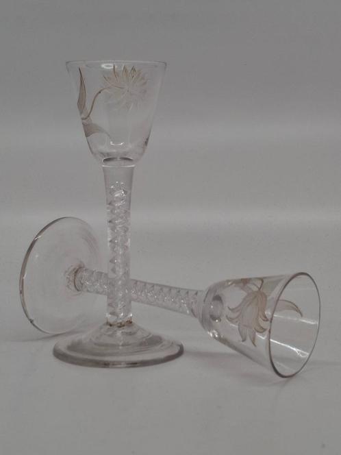 2 UK Cordial/Wijnglazen gegraveerd, Mercury Twist, c1750, Antiek en Kunst, Antiek | Glas en Kristal, Ophalen of Verzenden