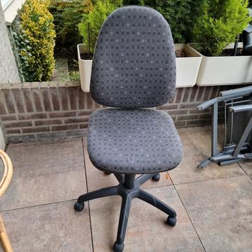 Donkergrijze bureaustoel op wieltjes beschikbaar voor biedingen