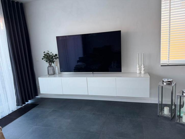IKEA BESTÅ tv meubel 240 cm wit hoogglans met glas – zwevend, Huis en Inrichting, Kasten | Televisiemeubels, Zo goed als nieuw