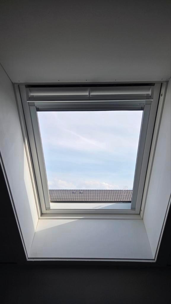 Velux dakraam GGL MK04 2066 met verduisterend rolgordijn, Doe-het-zelf en Verbouw, Glas en Ramen, Gebruikt, Dakraam, 80 tot 120 cm