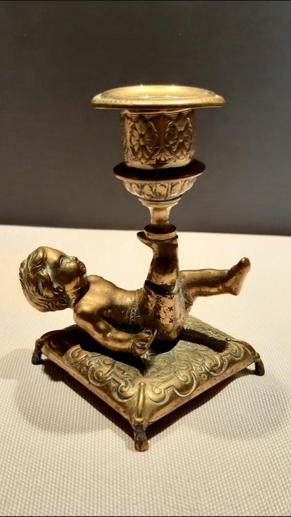 Antieke bronzen kandelaar met cherubijn, Antiek en Kunst, Antiek | Kandelaars, Koper of Brons, Ophalen of Verzenden