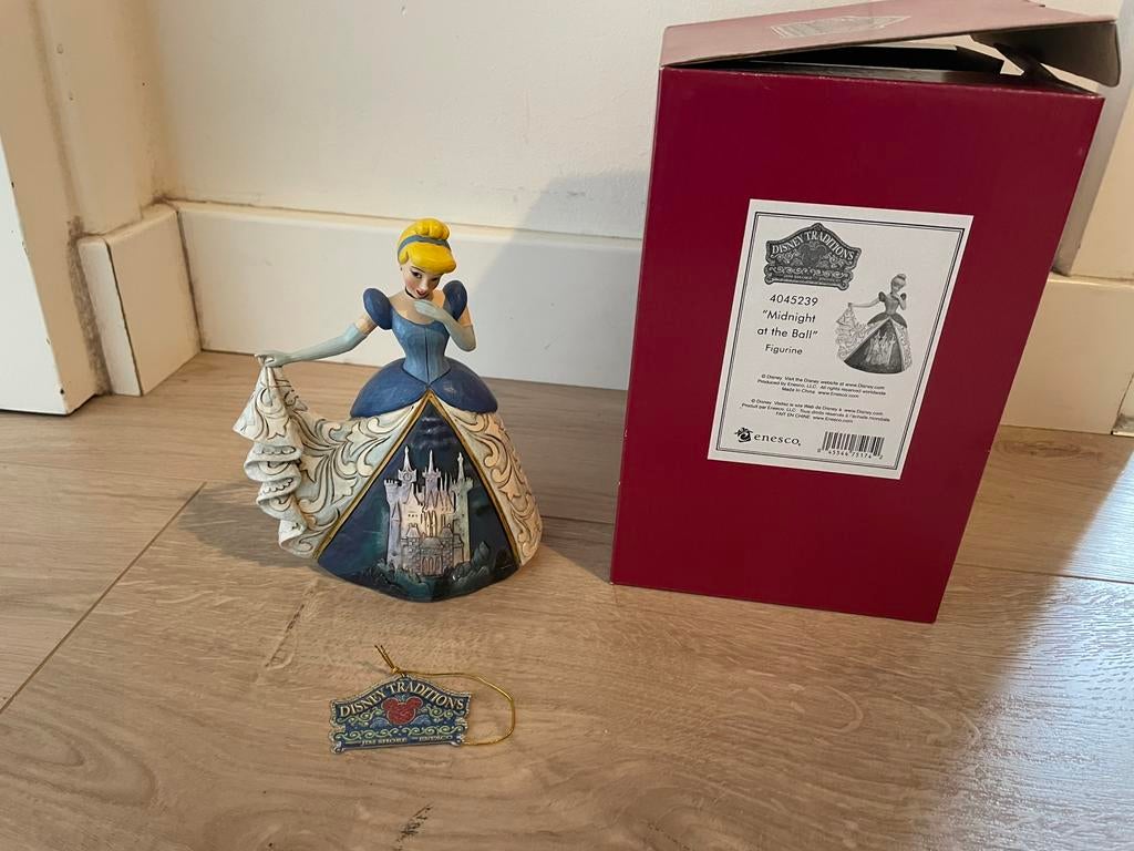 Disney traditions Jim Shore CINDERELLA Castle Dress assepoes, Ophalen of Verzenden, Overige figuren, Zo goed als nieuw, Beeldje of Figuurtje