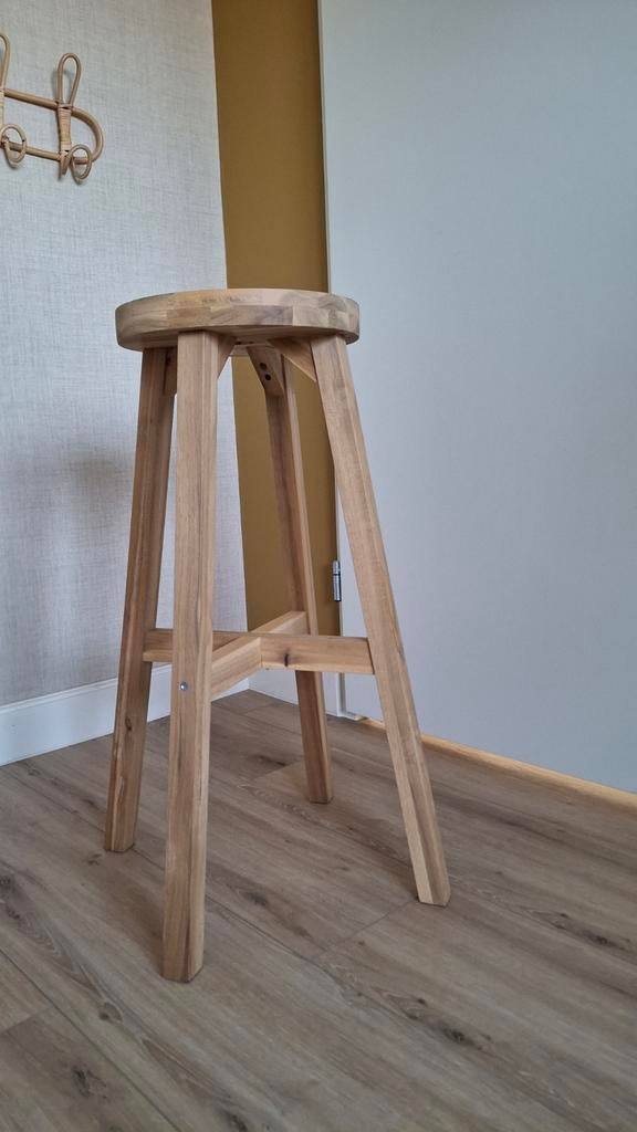 IKEA SKOGSTA kruk hoog massief acaciahout, Huis en Inrichting, Barkrukken, Ophalen, Zo goed als nieuw, Hout, 90 cm of meer