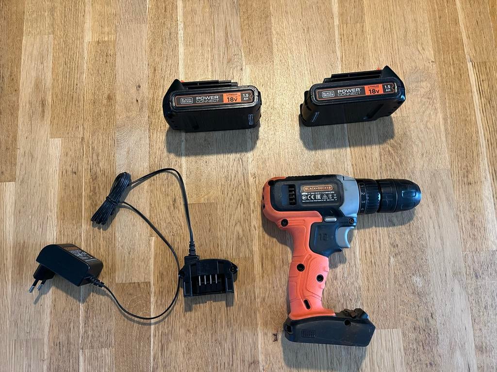 Black & Decker Boormachine 18V 1.5Ah met 2 accu's en lader, Boormachine, Gebruikt, Variabele snelheid, Ophalen of Verzenden