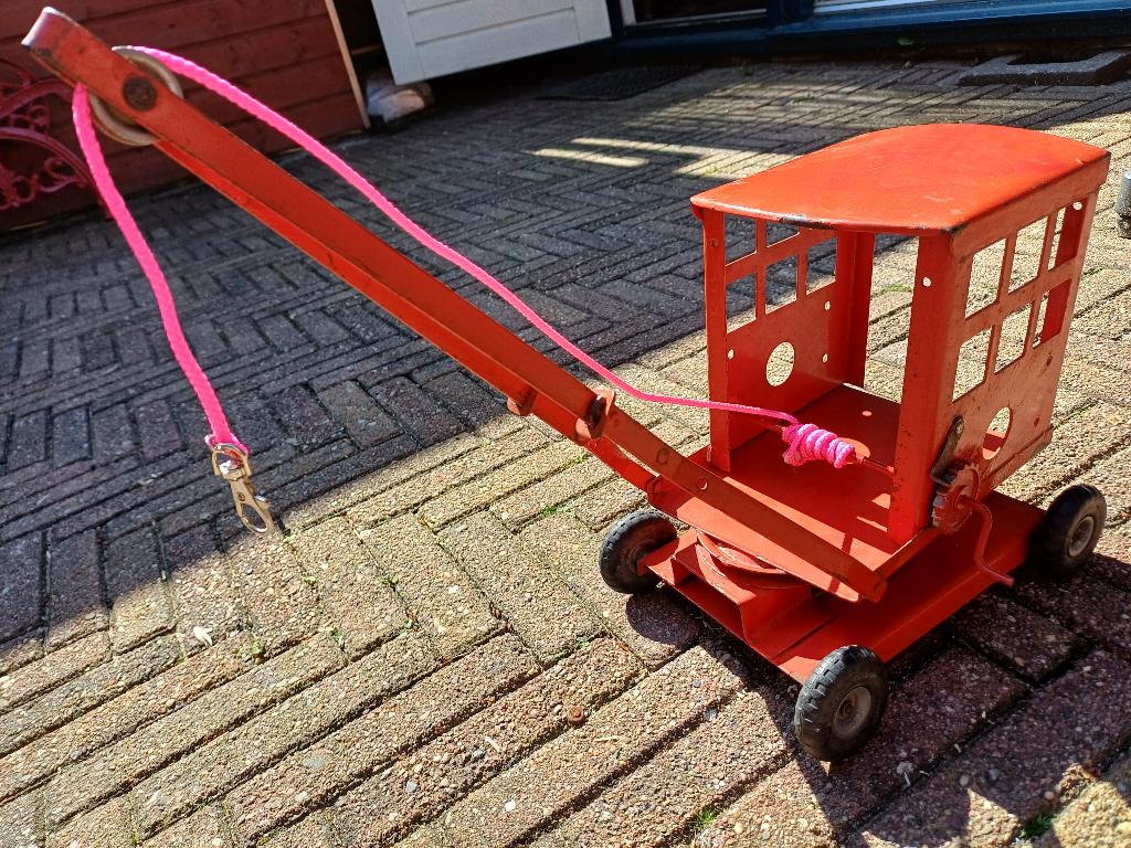 Leuke antieke Triang hijskraan, Ophalen