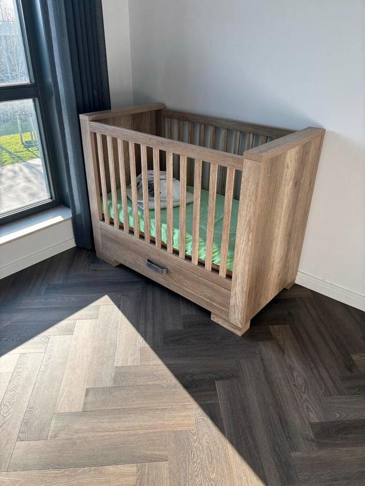 Kidsmill Brent Ledikant - Houtkleur met lade, Kinderen en Baby's, Babywiegjes en Ledikanten, Zo goed als nieuw, Ledikant, Ophalen